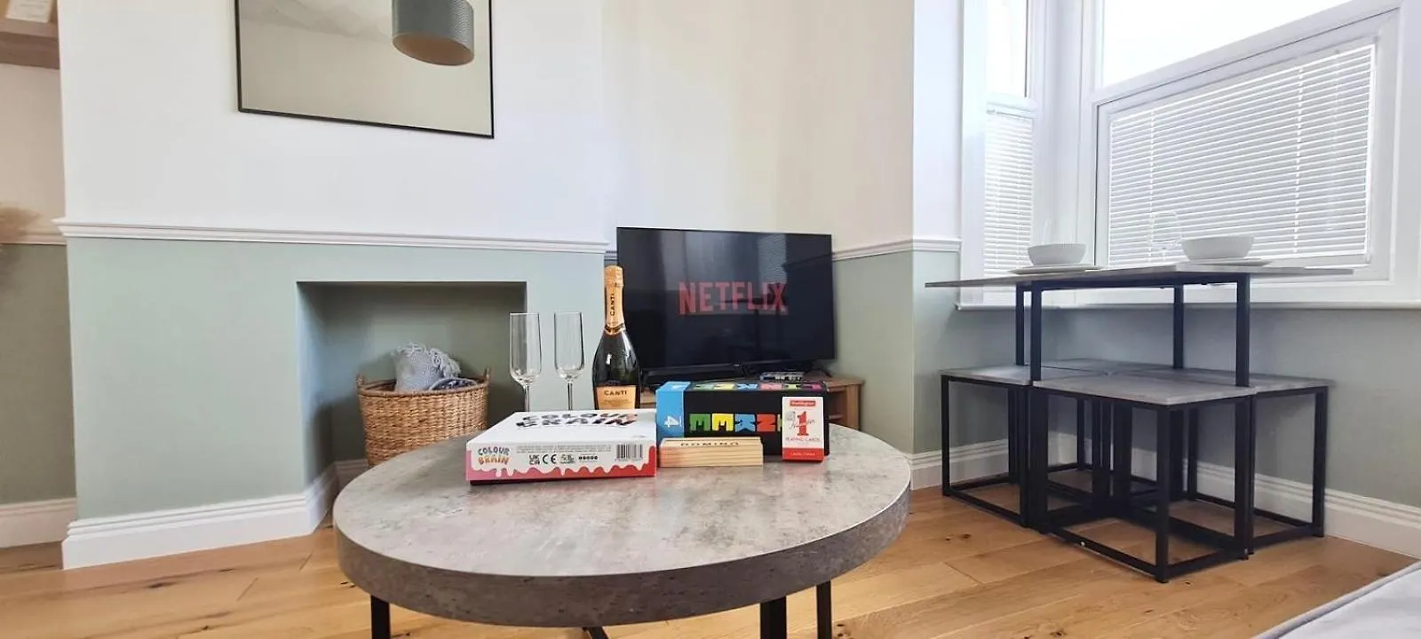 Westcliff-On-Sea Modern 2 Bedroom Apartment - Free Parking Southend-on-Sea